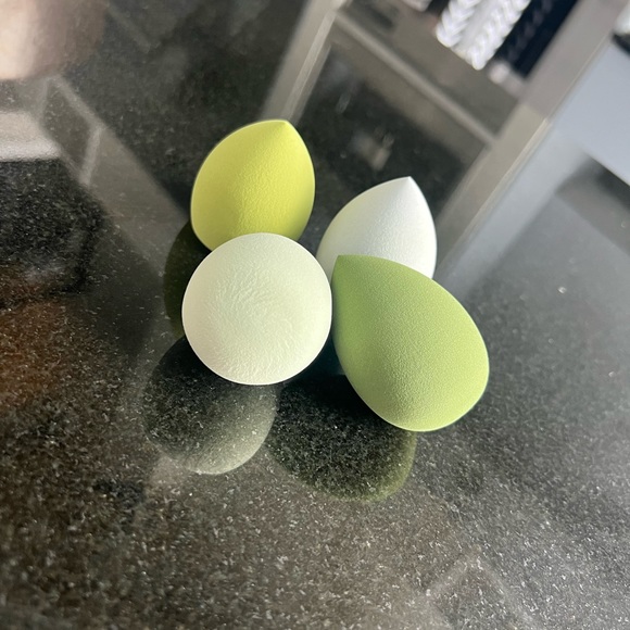 Makeup sponge ( green) - Picture 1 of 2